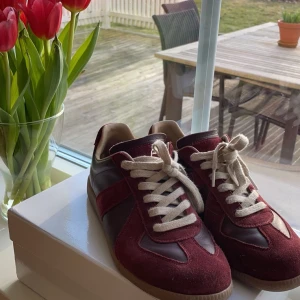 Maison Margiela - Riktigt snygga maison margielas i storlek 42. Väldigt bra skick! Pris kan diskuteras (Obs it 0rgi nal)