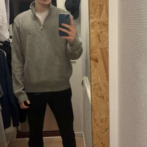 Grå tröja med dragkedja från Ralph Lauren - Säljer min brorsas grå tröja från Ralph Lauren i strl L🩶🩶🩶
