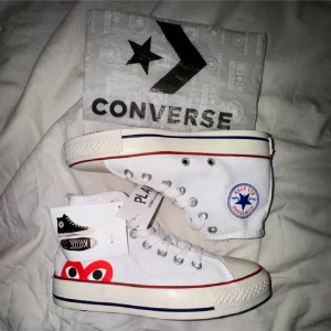 Comme Des Garçons Play Converse  - Säljer ett par vita/beigea Converse Comme des Garçons (EU38). Helt oanvända. Allt OG medföljer. 