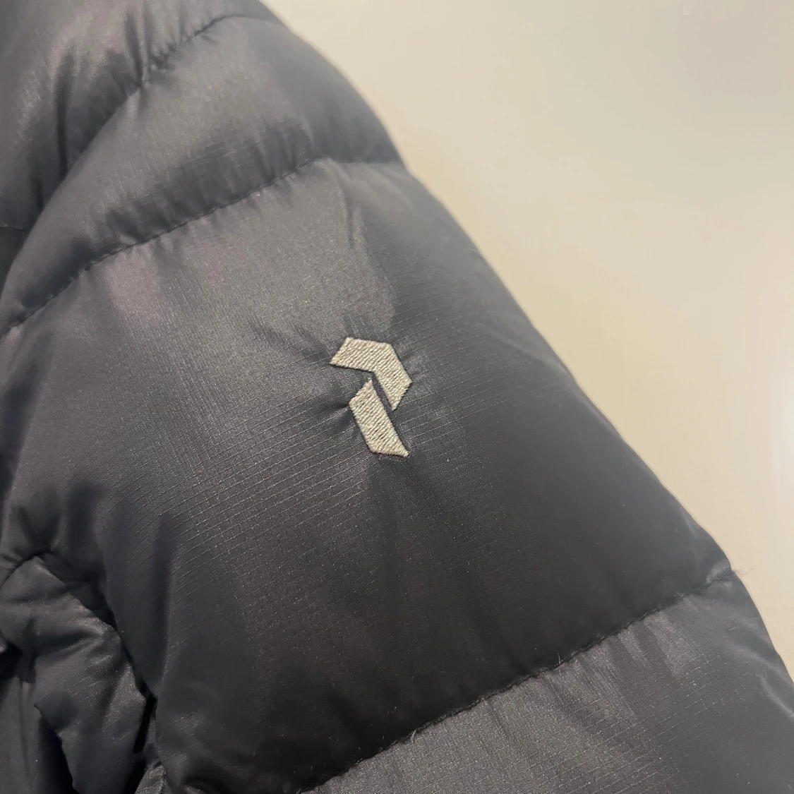 Svart dunjacka från Peak Performance - 1