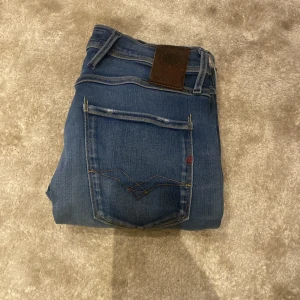 Replay jeans  - Rikigt feta nya och oanvända jeans från replay i modellen anbass. Dess är i toppskick 10/10 och helt oanvända. Nypriset på dessa är 1599 kr, mitt pris endast 499 kr. Passform slim fit, Size W28 L32
