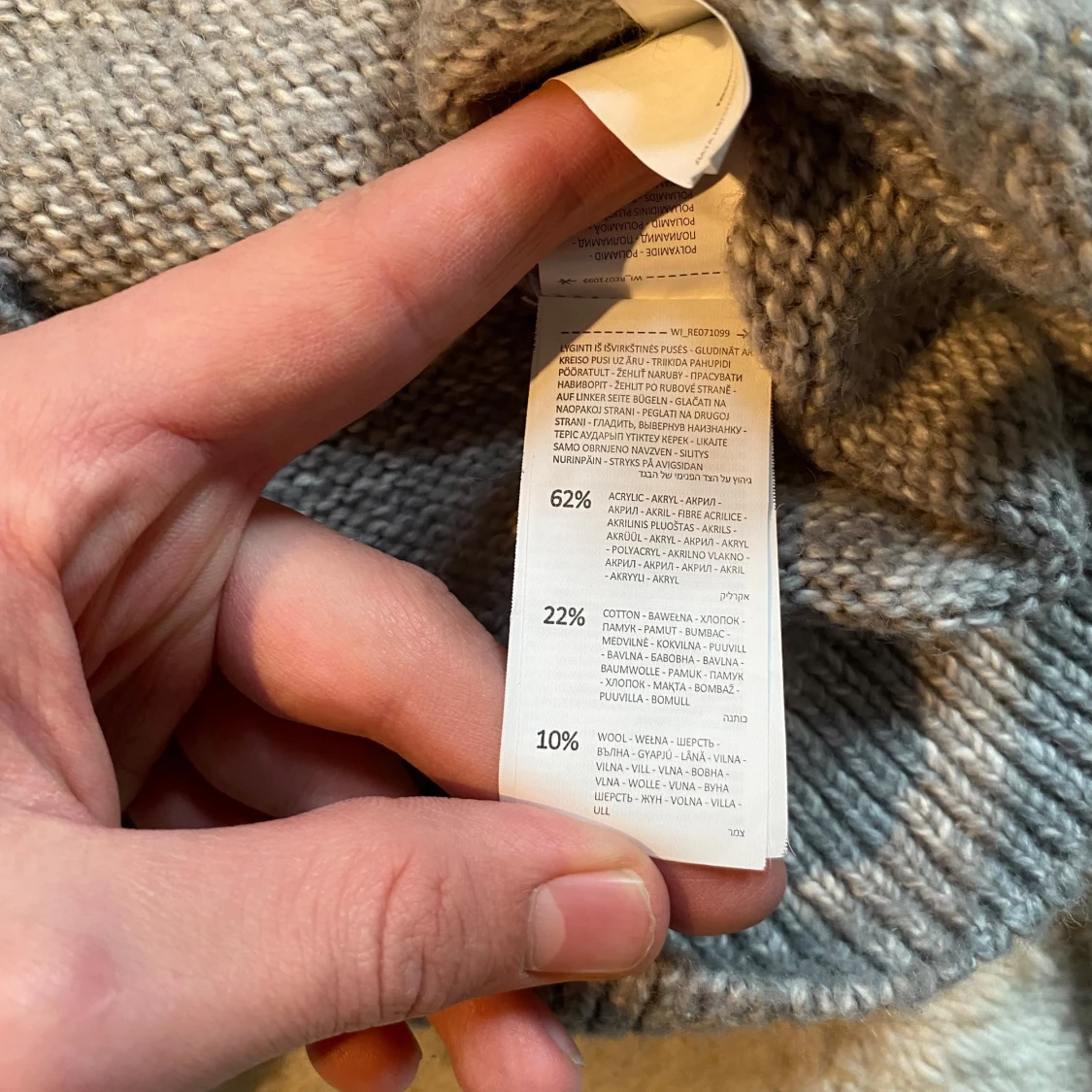 Grå stickad tröja - 2