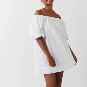 Off shoulder klänning - Jätte snygg klänning från Gina som tyvärr är slutsåld och som tyvärr inte kmr till andväning. Den är endast andvönd 1 gång så den är i toppen skick! Perfekt till sommaren och studenten 