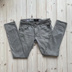 Gråa Replay jeans - Snygga grå jeansbyxor från Replay i modellen Anbass. De har en slim fit passform och helt ny skick , priset kan diskuteras vid snabb affär. 32 i längd och brädd