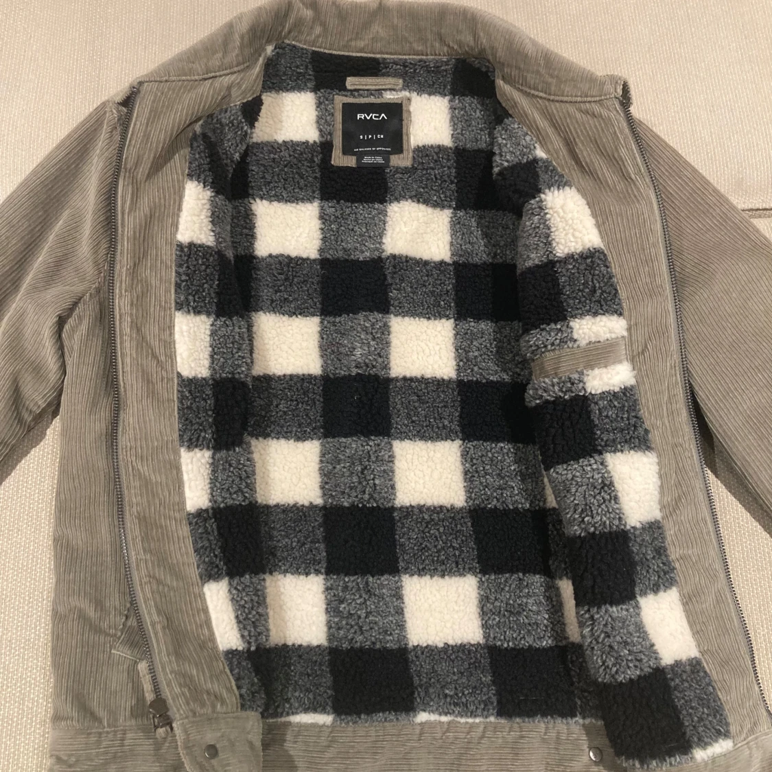 Olivegrön overshirt i Manchester från RVCA - 2