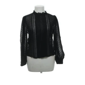Blus från zara - Säljer min svarta blus från Zara då den ej kommer till användning längre. Den är i nyskick.🫶🥂