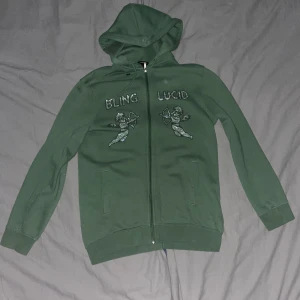 Grön ziphoodie från Bling Lucid - Säljer en grön hoodie från Bling Lucid använd några gånger under sommaren 2023. Pris kan diskuteras 