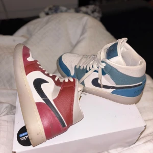 Jordan 1 Anti-gravity  - Snygga Nike sneakers med en unik färgkombination av rött och blått. Skorna har en klassisk design med snörning och en vit sula. Perfekta för dig som vill ha en stilren look med en twist. Verkligen ett unikt par! Använda ett få antal gånger men kan ändå behöva en tvätt (kan enkelt göras med tvål och vatten)