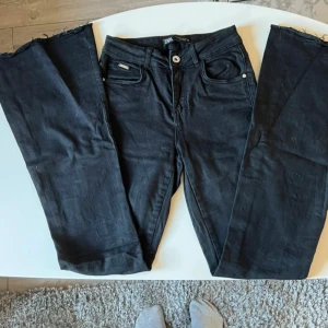 Svarta jeans från Zara - Snygga svarta jeans från Zara i storlek 24. Det har ett litet hål i ena backfickan. Det är mid Waste