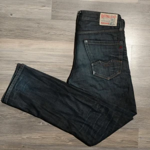 Replay Raw Selvedge Jeans  - Säljer nu dessa riktigt snygga Replay Raw Selvedge Jeansen med riktigt snygg tvätt. Jeansen är av högsta kvalité, gjorda i Japan!  Storlek 29/32 ✅ Modellen är Waitom och sitter slim-fit✅ Väldigt fint skick inga defekter ✅  Hör av dig om du har några frågor eller vill ha fler bilder! Pris är diskuterbart vid snabb affär🤝