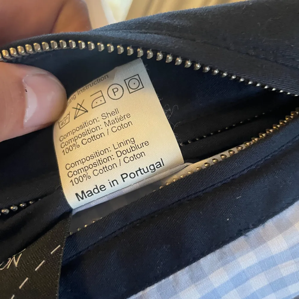 Snygg mörkblå jacka från Oscar Jacobson med dragkedja och broderad logga. Jackan har en stilren design med långa ärmar och ribbade detaljer vid ärmslut och nederkant. Perfekt för en stilren look.. Takit.