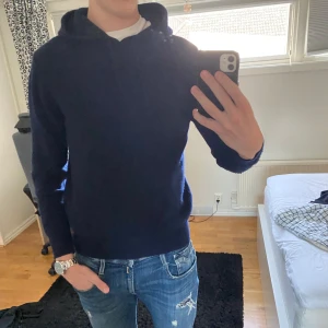 Mörkblå cashmere hoodie - Jag säljer en mörkblå cashmere hoodie som jag har växt ur. Den är använd ett tiotal gånger men är i väldigt gott skick.