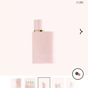 Parfym från Burberry - Elegant parfym i en stilren ljusrosa flaska från Burberry. Flaskan har en minimalistisk design med märkets namn präglat på framsidan. Perfekt för den som älskar en sofistikerad och modern doft.