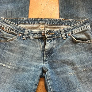 Lågmidjade jeans från Wrangler - Lågmidjade bootcut jeans från wrangler, säljer då de är för små för mig 💕 skriv för mått                              först till kvarn