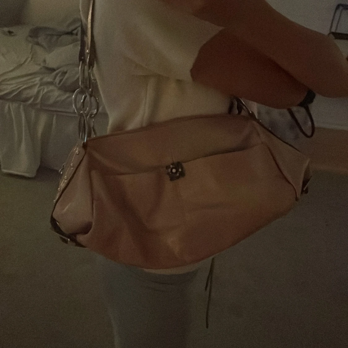 Rosa axelväska med dekorativ detalj - 1