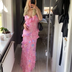 Rosa långklänning med volanger - Jättefin långklänning till sommaren, storlek 36 köpt ifrån bohoo aldrig använd