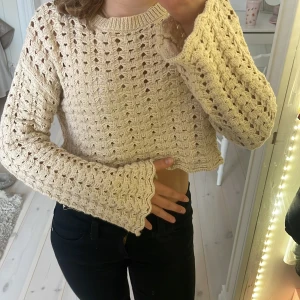 Beige stickad tröja från Zara - Säljer en beige stickad tröja från Zaras barnavdelning med ett hålmönster och vida ärmar. Köpt i Köpenhamn 💓