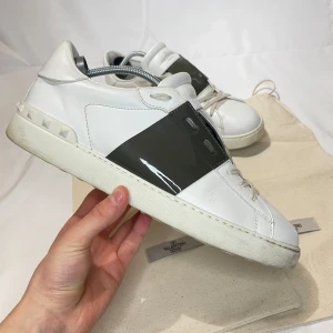 Valentino opens - Valentino Garavani || skick 10/10 || storlek 42 || garanterat äkta || dustbag och extrasnören medföljer || made in Italy 🇮🇹 || nypris ca 7200kr mitt pris endast 3199kr || pris kan diskuteras vid snabb affär!