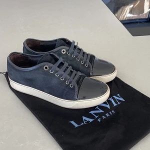 Blå sneakers från Lanvin - Säljer nu mina lanvin cap toe i färgen marinblå. Väldigt fint skick och cap toen är helt felfri utan defekter storleken är 40 men passar även 41 pris kan diskuteras. Skriv vid funderingar