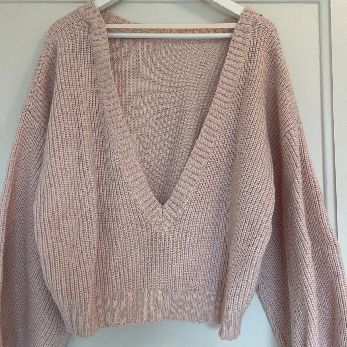 Ljusrosa stickad tröja med öppen rygg - 2