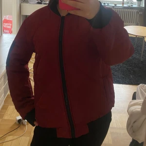Tun vinröd dunjacka - Perfekt jacka för våren!! Varumärke står inte, men tror inte den är från shein eller temu (köpt på second hand).