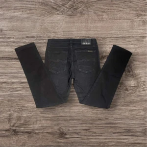 Svarta jeans från Nudie Jeans 30x32 - Snygga svarta jeans från Nudie Jeans. De har en slim passform. Perfekta för en stilren look. Hör av dig om du har några frågor.