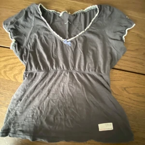 Sötttt topp från Odd Molly - Säljer en mörkgrå stretchig topp från odd molly! 😁 Liten u-ringning och extra stretch i midjan samt gulliga spetsdetaljer vid kanterna 🦄 Kontakta om du har frågor! 🤍.                                P.S Priset beror på att Odd Molly har slutat tillverkat kläder och har därför blivet en aning mer eftertraktad D.S 😅😅