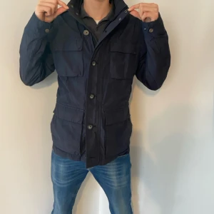 Marinblå Fieldjacket - Tjena, säljer nu denna sjukt feta jackan❗️Sparsamt använd och därför i mycket bra skick✅️ Vid snabb affär kan priset diskuteras🗣 Vid minsta fundering är det bara att höra av sig😁