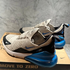 Ljus blåa och vita Nike Air Max sneakers - Snygga Nike Air Max sneakers i ljus blå och svarta detaljer. Skorna har en synlig Air Max-dämpning i hälen och en modern design med snörning. Perfekta för en sportig look, men även funkar i vardagen. Nypris: 2000kr