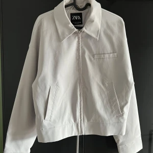 Ljusgrå jacka från Zara - Jacka från Zara i stl M. Superfin och aldrig använd. 