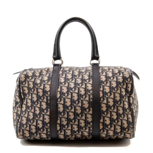 Dior vintage bag - Säljer min vintage dior väska eftersom jag inte får användning av den längre. Köpte den second hand för 5 år sedan, och har använts en del. Den har bara defekter på dragkedjan som kan kan se på sista bilden, annars är den i mycket fint skick!