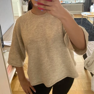Beige stickad tröja - Mysig tröja i storlek M och bara använd 1 gång och köpt för 350💕