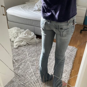 Miss sixty lågmidjade bootcut jeans - Snygga blå bootcut jeans med lågmidja från miss sixty. Midjemått: 70cm, innerbenslängden: 80cm. Skriv vid frågor❤️❤️ Säljer pga att de har blivit för små på mig.