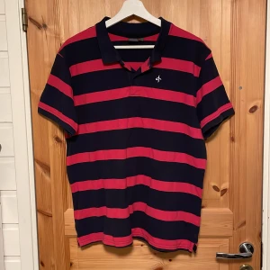 Randig pikétröja från Cross Sportswear - Säljer en randig Piké från Cross Sportswear i storlek L.