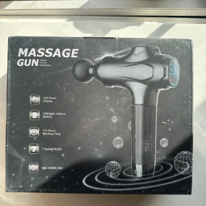 Massage Gun med LCD Touch Display - Massagepistol med 2500mAh litiumbatteri och 5-6 timmars arbetstid. Den har 7 hastighetslägen och en maxhastighet på 3200R/min. Perfekt för muskelavslappning och återhämtning.