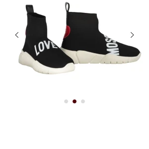 moschino skor - Jätte fina skor som inte kommer till användning! Använda ett fåtal gånger🖤