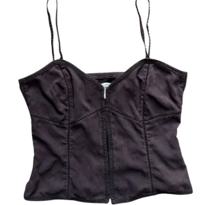 Vintage y2k brunkorsett-topp med mocka material - Brun mocka korsett från gammal h&m. Strl 38 men passar mig som en S också. Beror på hur tight man vill det ska sitta. 