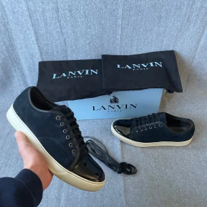 Lanvin skor  - Säljer ett par Lanvins som är i storlek UK 10! Box, 2st dustbags och extra skosnören medföljer till skorna! Hör gärna av dig om du har frågor! 