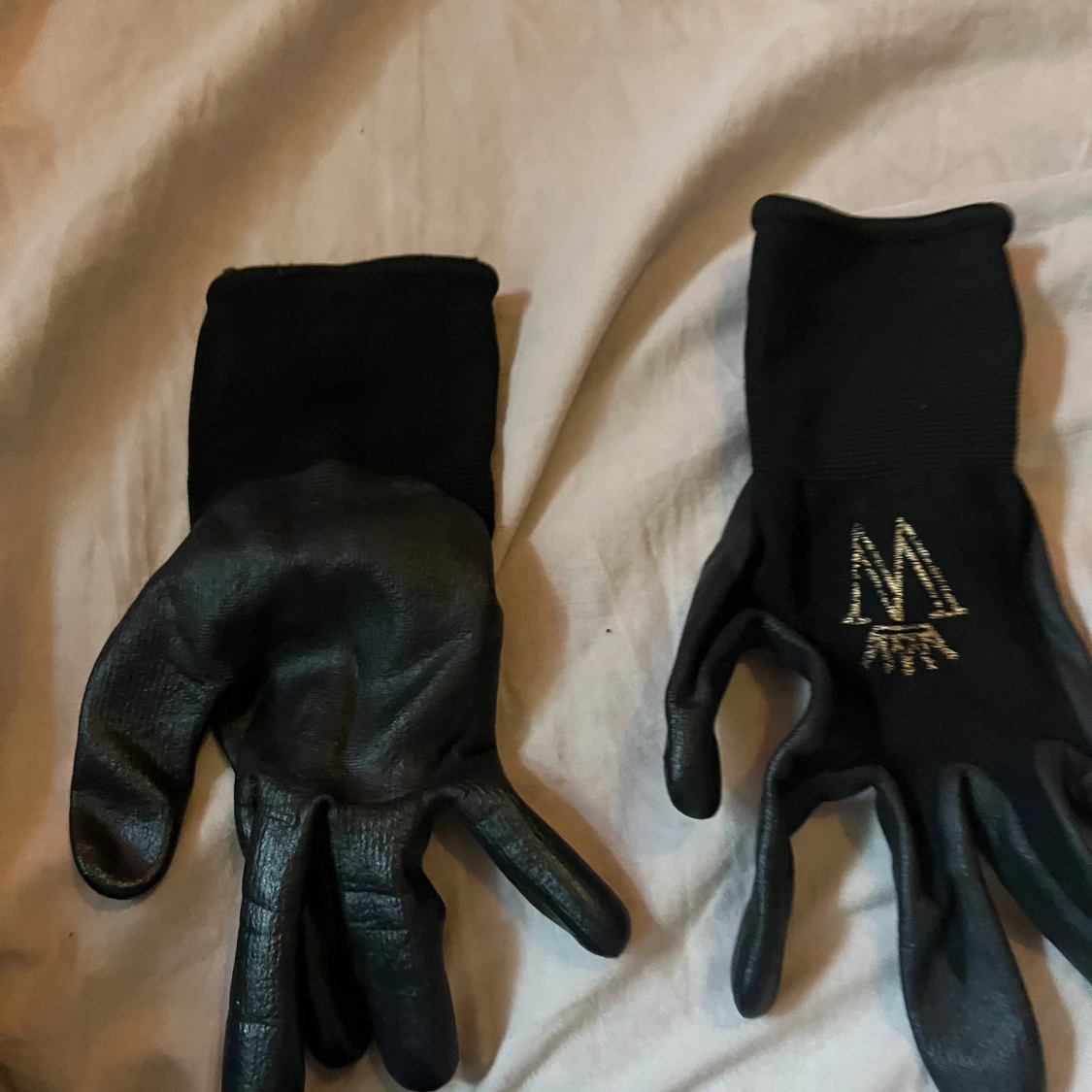 Svarta skinnhandskar med broderad M-logga