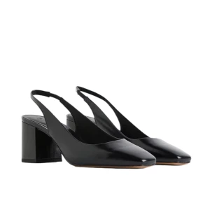 Svarta slingbacks med blockklack och fyrkantig tå  - Aldrig använda 🎀 Slutsålda glansiga stilrena svarta klackskor med öppen häl och bred blockklack. Skorna har en fyrkantig lite spetsig tå, och vristrem med resår bak. De är satinfodrade och har en klackhöjd på 6,5cm. Superbekväma och lätta att gå i!                                                  Köpta för 375kr