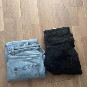 2 par jeans, lab industries o jack & Jones - Säljer 2 par feta jeans, till ett väldigt billigt pris. De ljusblå e storlek 170 o de svarta Jack Jones e storlek 30/32