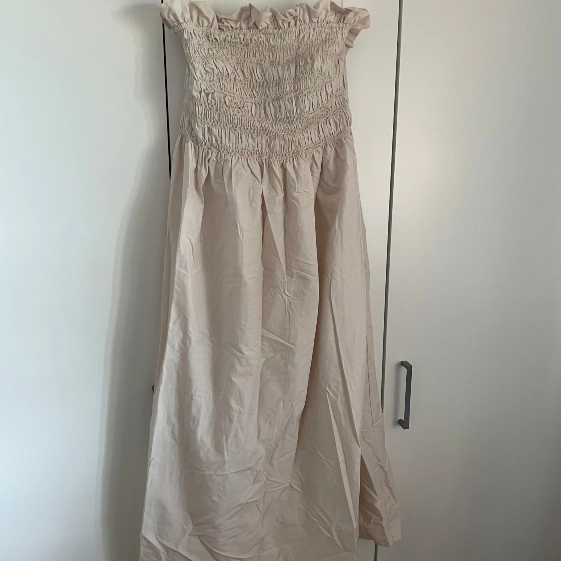 Ljus offshoulder långklänning från H&M