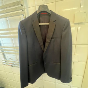 Hugo Boss Kavaj  - En fet kavaj från Hugo Boss. Använd 3 gånger.