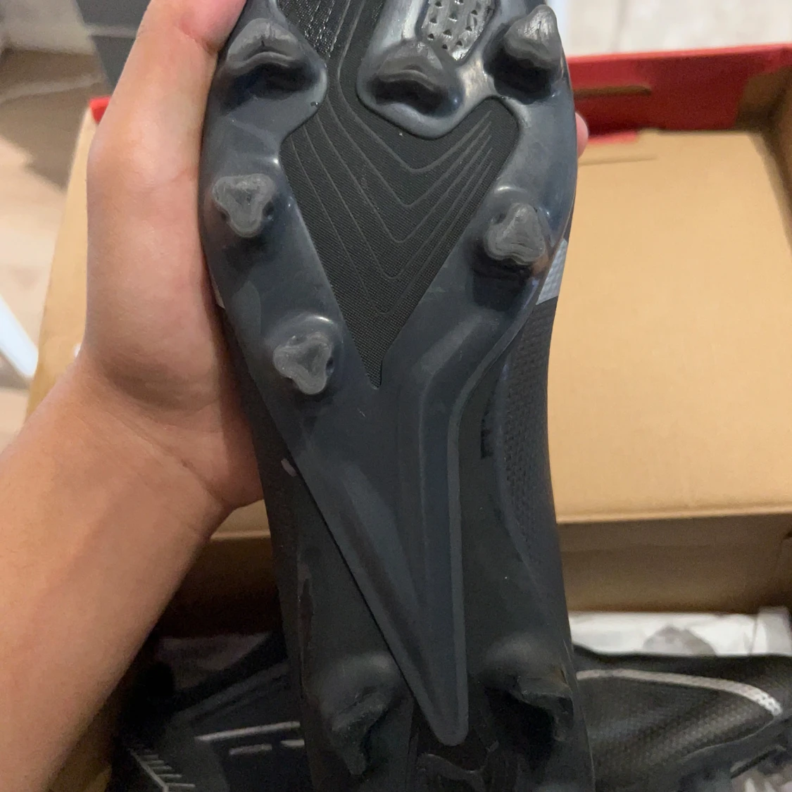 Svarta fotbollsskor med silverdetaljer - 4