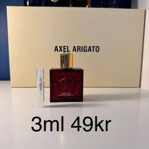 Versace Eros Flame Eau de Parfum 3ml samples - Versace Eros Flame är en parfym med citrus, vanilj och träiga toner. Doften är fräsch, kryddig och varm med inslag av sötma. Säljs i 3ml sprayflaska, perfekt för att testa eller ha med sig.