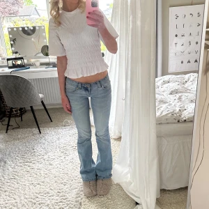 Topp - Säljer denna populära tröjan från Gina tricot!! 