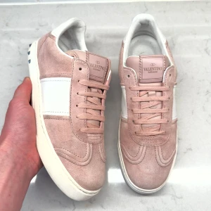 Valentino Flycrew - Valentino flycrew skor i toppskick | Storlek 38 | Fråga om innermått vid osäkerhet | ALLA NITAR PÅ | Ingår: Box och dustbag | Hör av dig vid frågor eller funderingar!