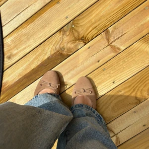 Ljusbruna ballerinaskor - Säljer ett par klassiska beige ballerinaskor från H&M i suede material! Dom e aldrig använda då de är för små för mig! Nypris 499kr