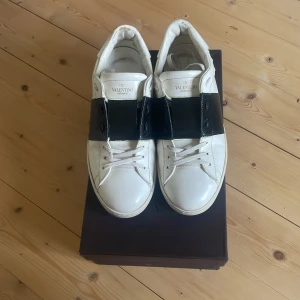 Valentino open - Säljer ett par feta opens i fint skick, storlek 43 men kan passa upp mot möjligtvis 44 och de är bara minimalt creasade och de är repainted + lite smutsiga under sulan.Tillkommer box.  Skriv för frågor eller fler bilder! Självklart äkta