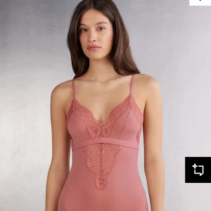 Rosa spetsbody från Intimissimi - Säljer en superfin rosa body från Intimissimi med spetsdetaljer framtill och baktill. Bodyn har smala axelband och v-ringning med vacker spets längs byst och höfter. Perfekt att styla under en kavaj eller till jeans. Använd fåtal gånger då endast testad💞